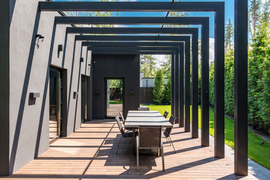 Modern pergola patio cover with outdoor dining set in a backyard, pergola builder Fresno Clovis CA